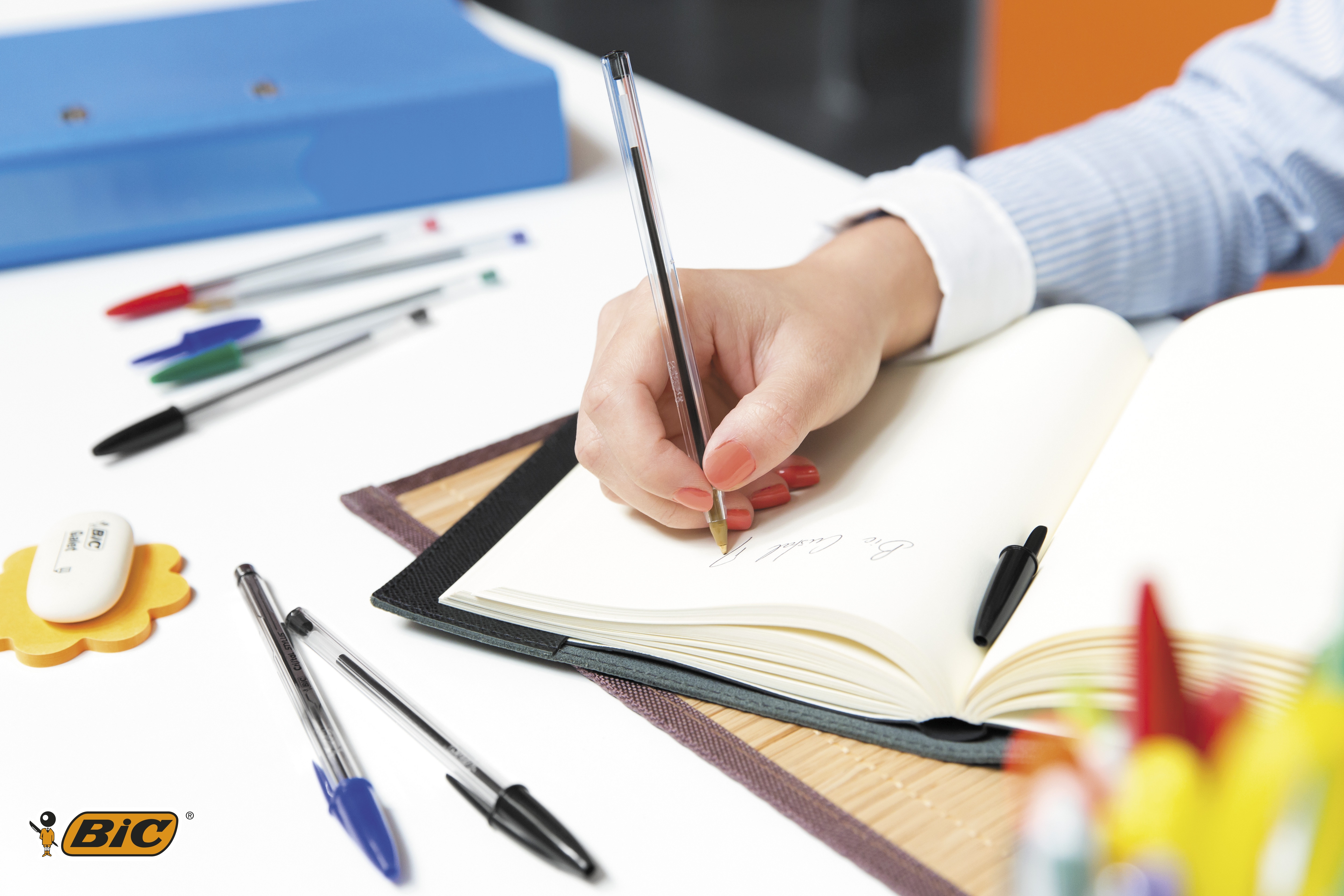 BIC Cristal Original Stylos-Bille Pointe Moyenne (1,00 mm) avec Capuchons et Embouts Assortis - Couleurs d’Encre Assorties, Lot de 5